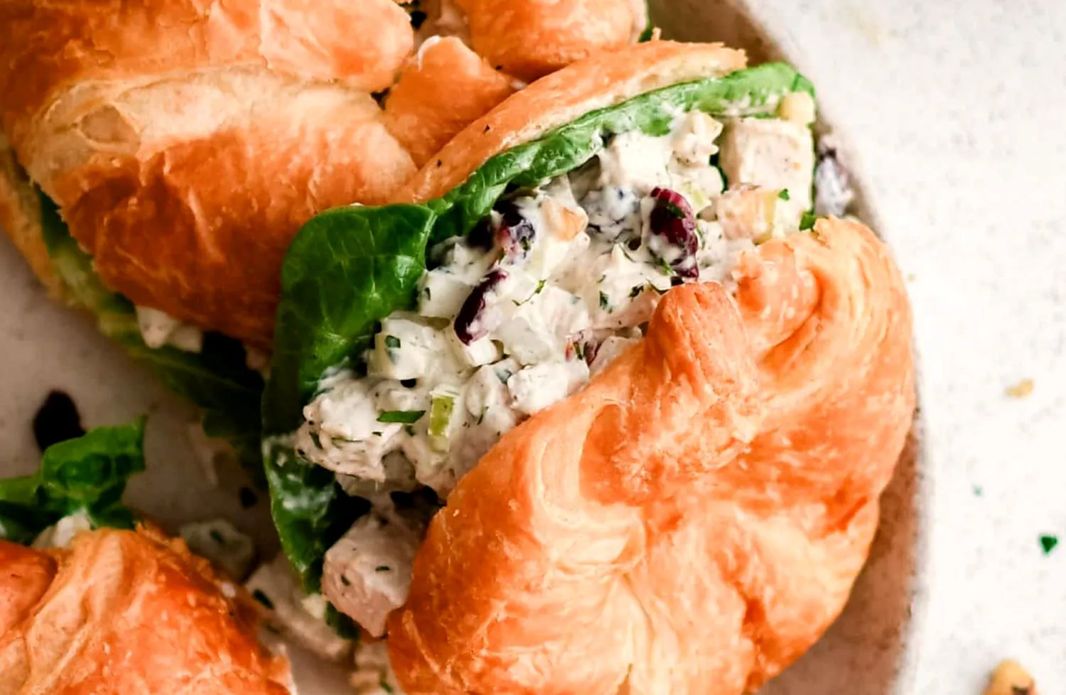 Salată de curcan cu merișoare și nuci. Rețeta e gata în doar o jumătate de oră 2 Salată de curcan cremoasă cu merișoare și nuci. Rețeta e gata în doar o jumătate de oră