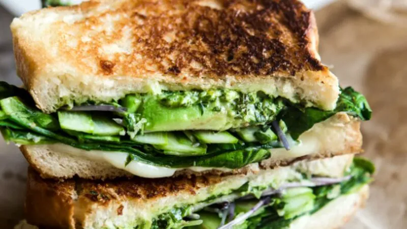 Sandviș cu brânză la grătar și sos verde. Rețeta sosului datează din 1923 și conține un ingredient secret