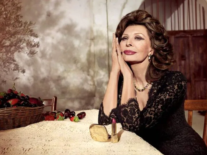 Povestea rochiei roz a celebrei Sophia Loren, confecționată din draperii. Vedeta a oferit o lecție de simplitate și eleganță