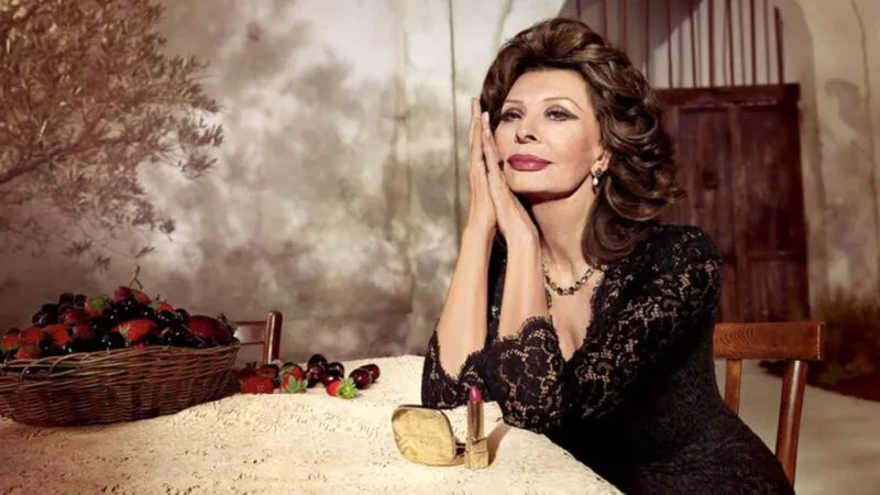 Povestea rochiei roz a celebrei Sophia Loren, confecționată din draperii. Vedeta a oferit o lecție de simplitate și eleganță