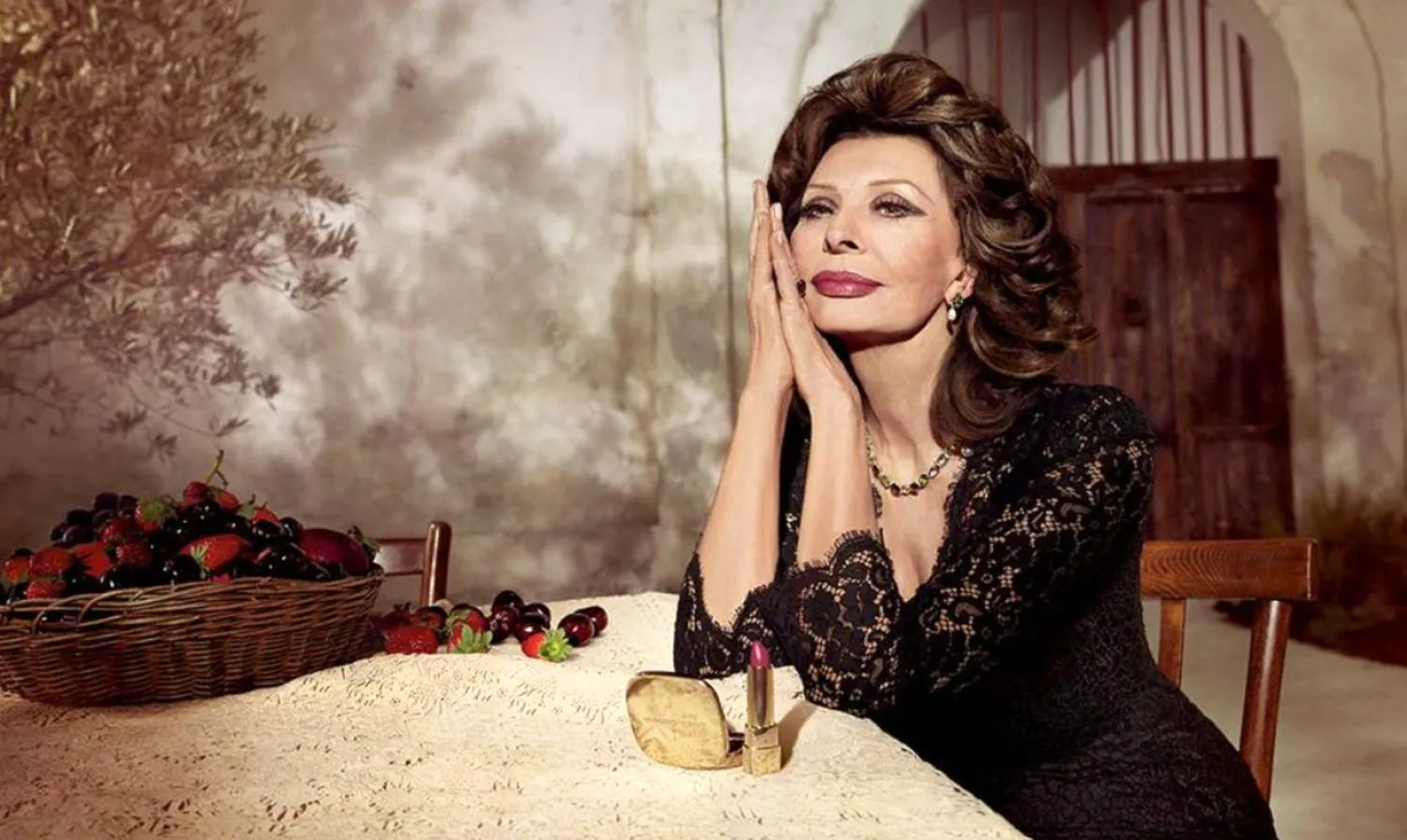 Povestea rochiei roz a celebrei Sophia Loren, confecționată din draperii. Vedeta a oferit o lecție de simplitate și eleganță