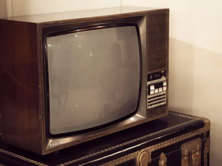 Bancuri. Ai reparat vreodată televizoare? întreabă ea, uitându-se pe fereastră. Ar fi bine s-o faci pentru că…