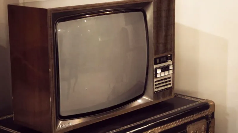 Bancuri. Ai reparat vreodată televizoare? întreabă ea, uitându-se pe fereastră. Ar fi bine s-o faci pentru că…