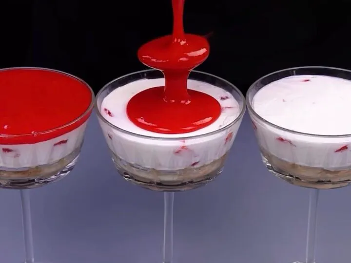 Desertul italian cu căpșuni și cafea. Trucul ce transformă un preparat banal în spectacol
