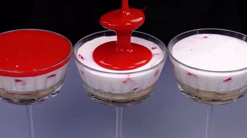 Desertul italian cu căpșuni și cafea. Trucul ce transformă un preparat banal în spectacol