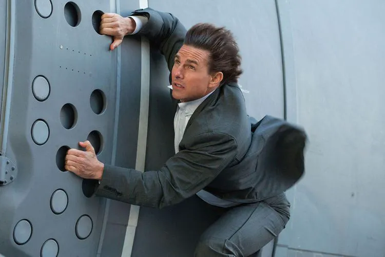 Tom Cruise, despre cum sfidează moartea în timpul cascadoriilor. Teribilă reacție atunci când a izbit un perete cu mașina!