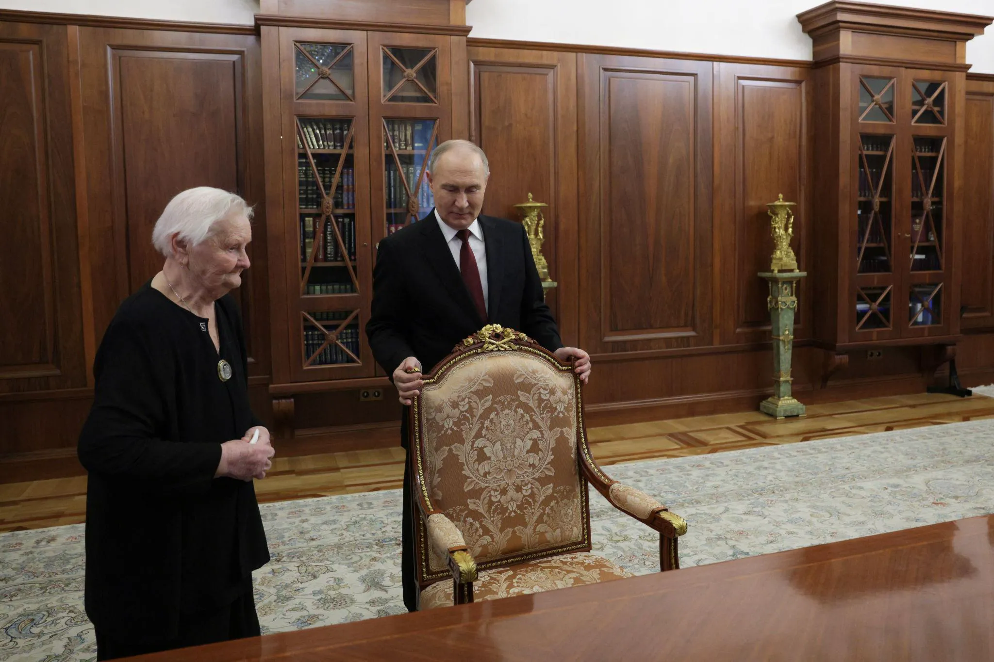 Vladimir Putin și propaganda de la Kremlin. A „jucat” imaginea de domn cu profesoara din adolescență - Foto