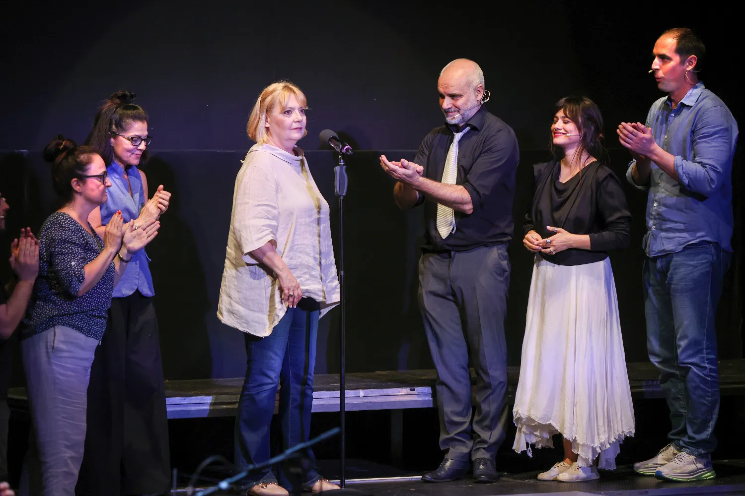 Trupa de actori de la TNB care intră în pielea personajelor din „O scrisoare pierdută”. Foto Florin Ghioca