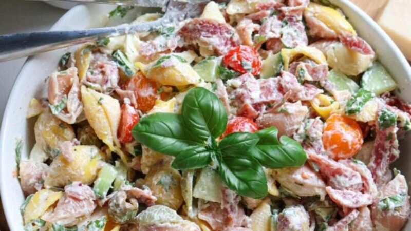 Salată italiană de paste cu dressing cremos de iaurt. Rețeta simplă care a devenit favorita verii