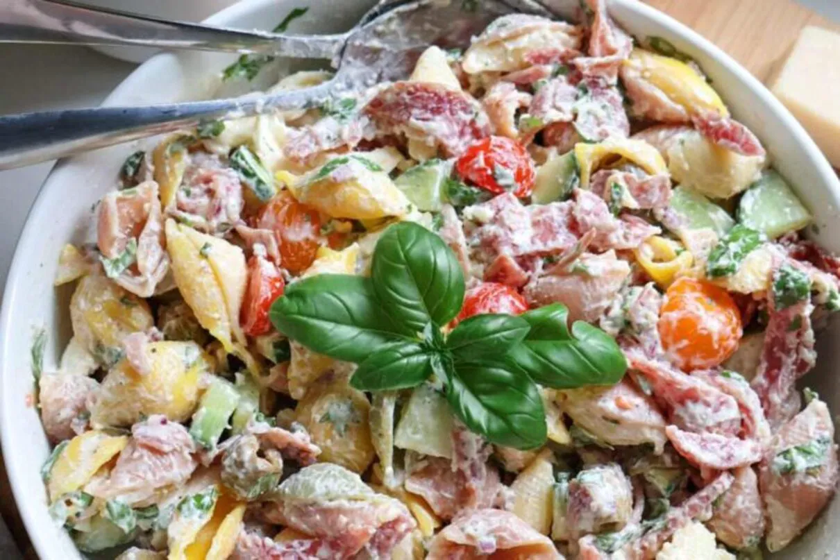 Salată italiană de paste cu dressing cremos de iaurt. Rețeta simplă care a devenit favorita verii