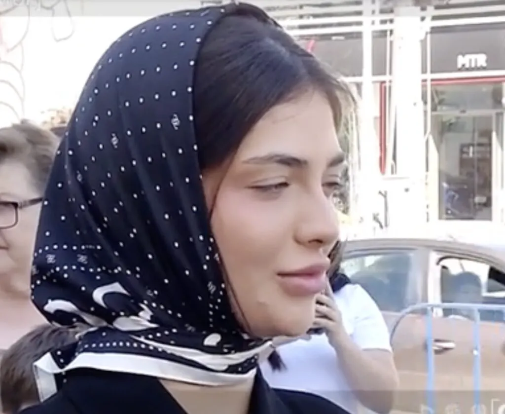 Andreea Bostănică și-a pus broboadă în cap și s-a dus să se roage în biserica lui Gigi Becali. Ce a spus despre Beregoi