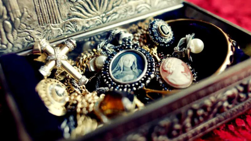 Vedetele, obsedate de bijuterii talisman. Unele le poartă de zeci de ani