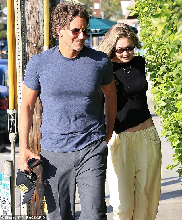 Bradley Cooper, de nerecunoscut la 51 de ani. Lumea spune că pare cu 20 de ani mai tânăr: „Nu are cum să fie doar genetica” 2 Bradley Cooper, de nerecunoscut la 51 de ani. Lumea spune că pare cu 20 de ani mai tânăr: „Nu are cum să fie doar genetica”
