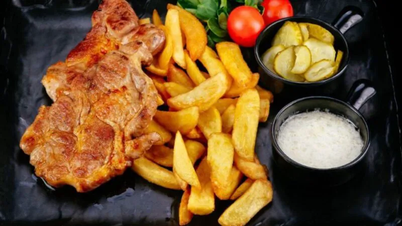 Bancuri. Iubitule cu ce ai vrea să mănânci cartofii diseară? Cu carne! Râzi cu lacrimi ce urmează