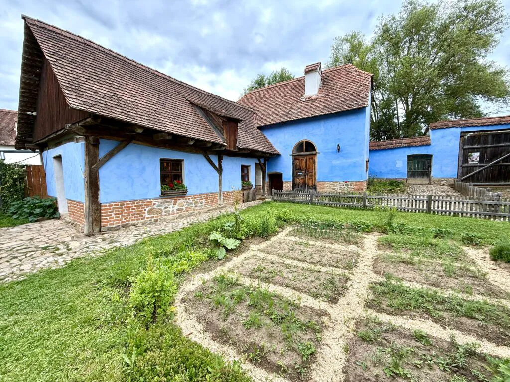 Exclusiv: Ce s-a plantat în grădina Regelui Charles de la Viscri. Când va reveni aici, are cu ce „drege ciorba”