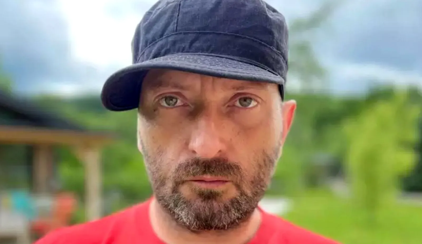 Cheloo, între revoltă, sinceritate brutală și succes. Portretul celui mai incomod artist din showbiz