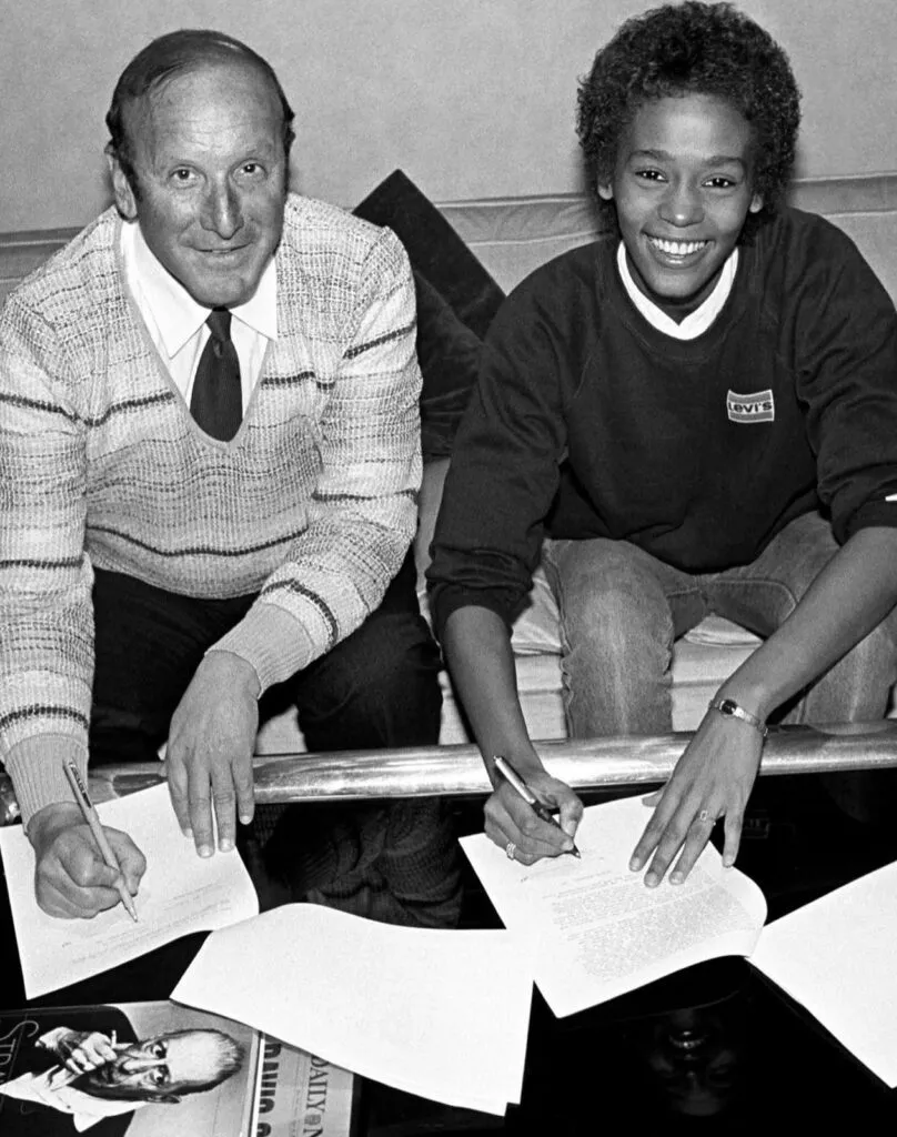 Titanul care a dat lumii artiști precum Whitney Houston, Bruce Springsteen și Alicia Keys a murit. Clive Davis a schimbat pentru totdeauna industria muzicală
