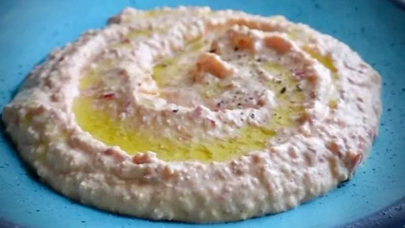 Rețetă gata în 5 minute pe care grecii o adoră: Tirokafteri, crema de feta cu ardei