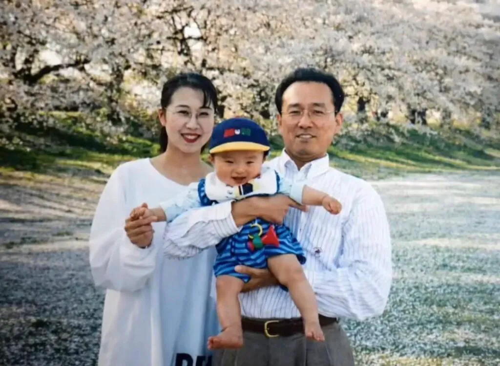 Crima din Japonia rezolvată după 26 de ani. Gestul incredibil al soțului a dus la prinderea ucigașei 4 Povestea incredibilă a unui soț care a plătit chirie 26 de ani, păstrând scena crimei intactă. Noile tehnologii au rezolvat în sfârșit cazul