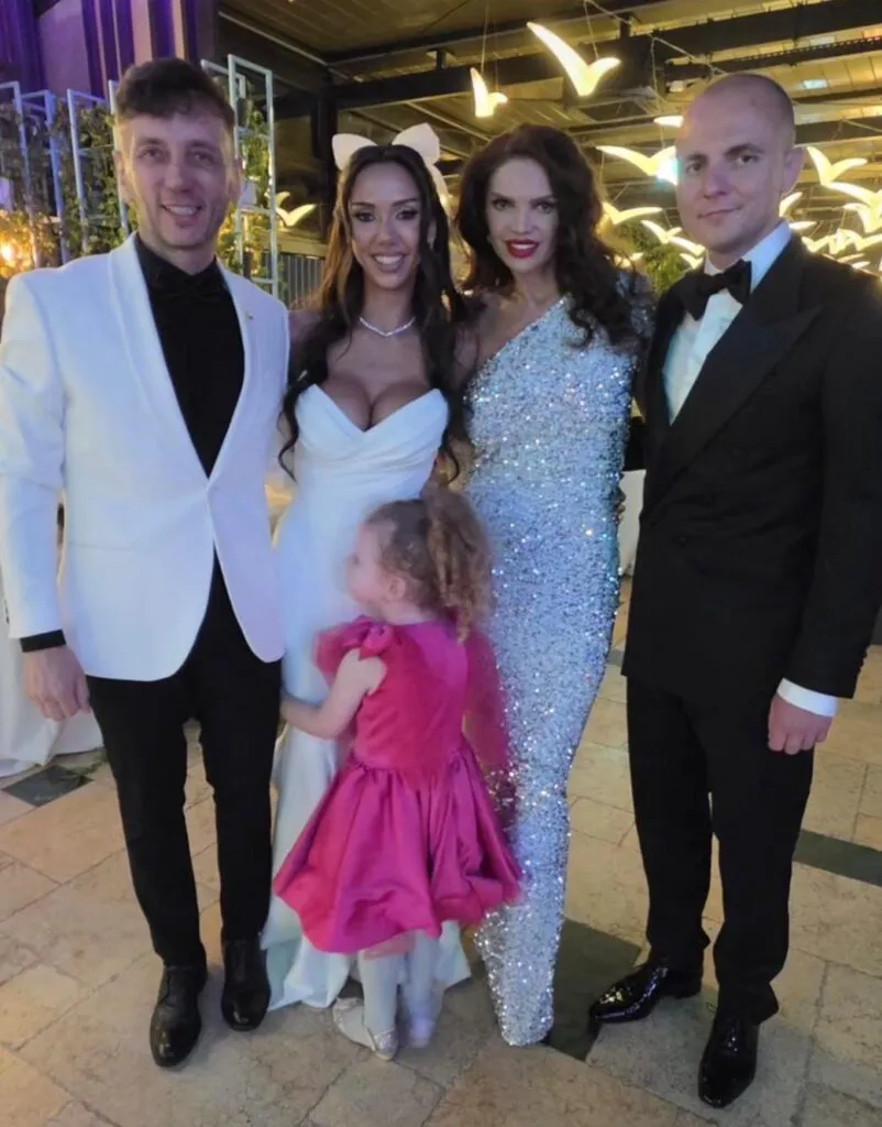 Nuntă în Herăstrău în familia Gușă. Vedetele au venit să admire mireasa îmbrăcată ca o sirenă 4 Nuntă în Herăstrău în familia Gușă. Vedetele au venit să admire mireasa îmbrăcată ca o sirenă