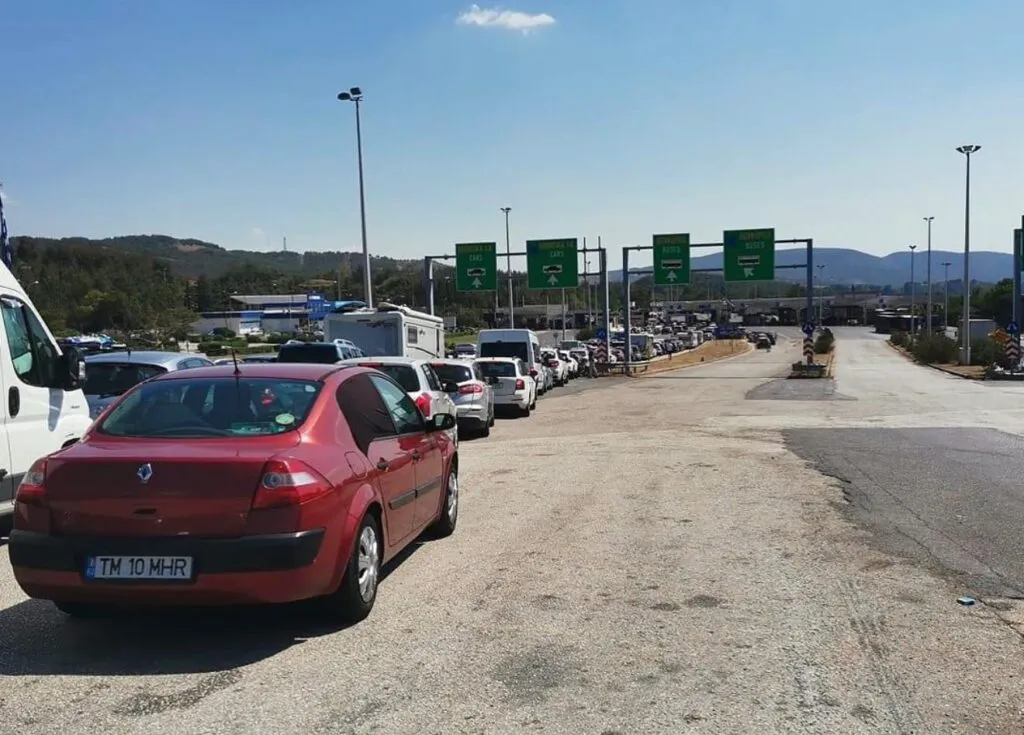 Vacanța în Grecia, transformată în coșmar în vara lui 2026. Cozi kilometrice la frontieră 2 Vacanța în Grecia, transformată în coșmar. Cozi kilometrice la frontiera Evzoni, cu Macedonia de Nord