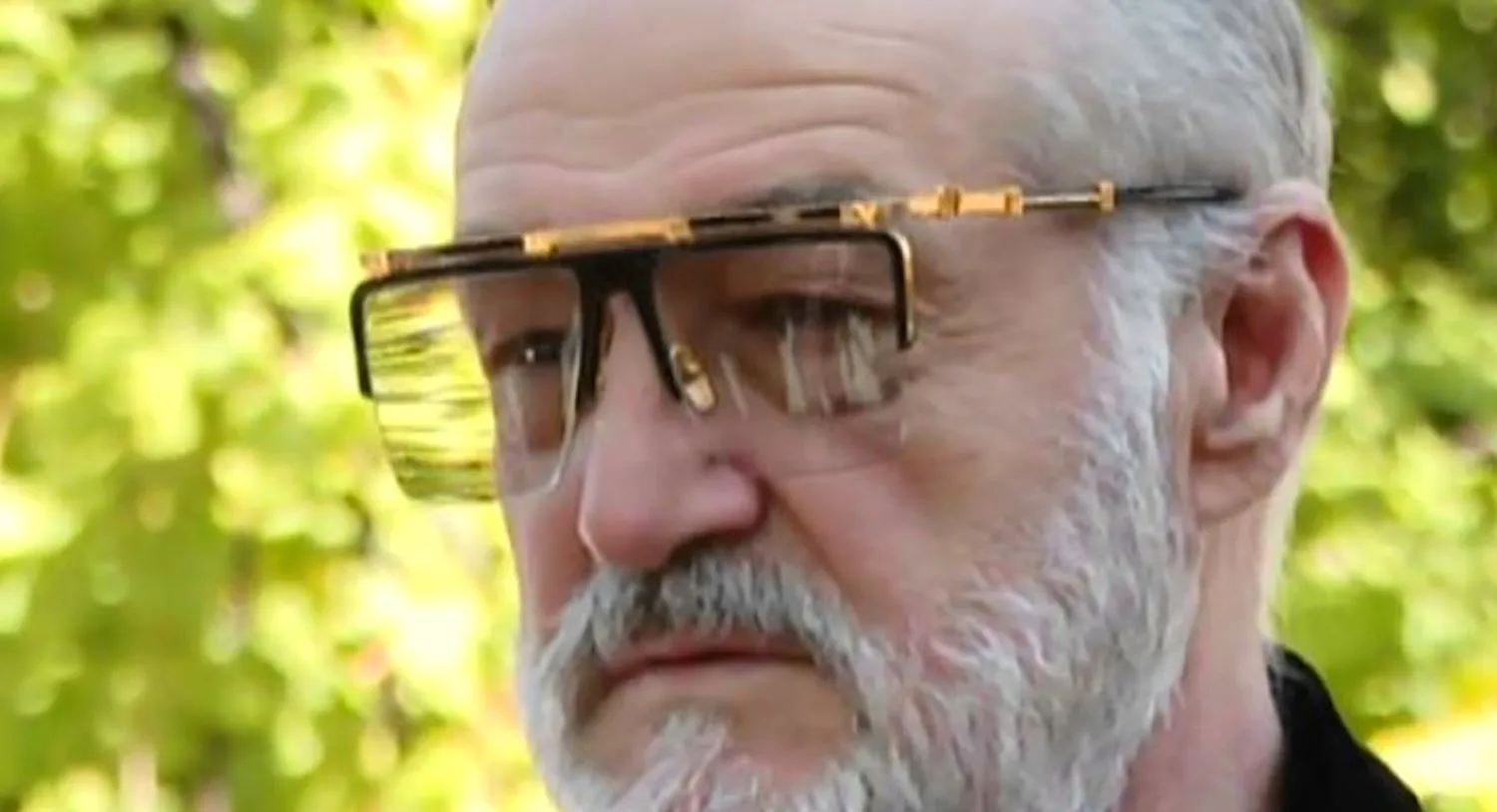 Bancuri. Gigi Becali se plimbă într-o zi prin pădurea Băneasa. Dintr-o dată îi iese în cale un urs…
