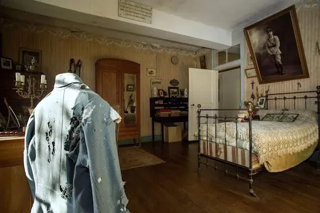 În această cameră timpul s-a oprit în 1918. Condiția bizară inclusă în actele unei case din Franța - Foto