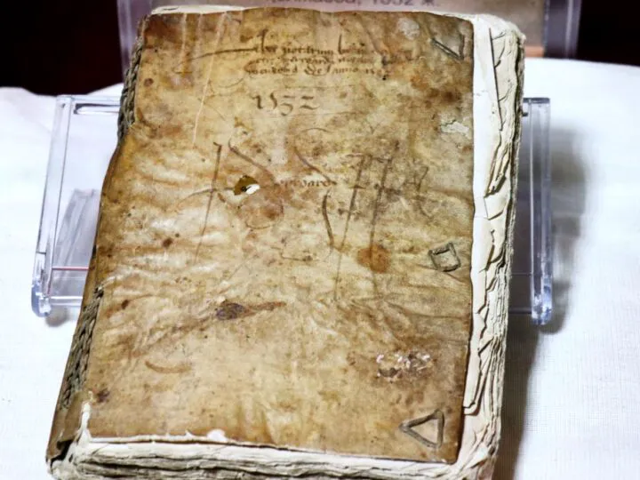 Tulburătorul manuscris din piele umană din Kazahstan. Ascunde secrete pe care nimeni nu le-a descoperit pe deplin
