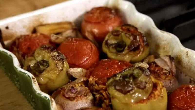 Secretul din grădina zeilor. Rețeta de legume coapte umplute cu ierburi aromatice, preparatul emblematic al verii