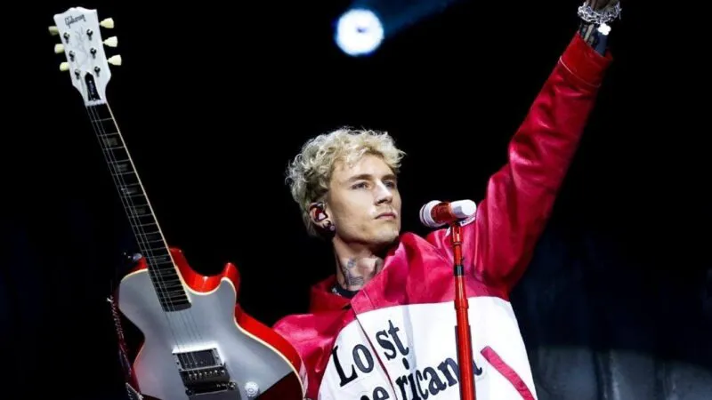 Drama ascunsă din spatele transformării lui Machine Gun Kelly. Tatuajul l-a îmbolnăvit: „Nu mai puteam să-mi mișc brațele”