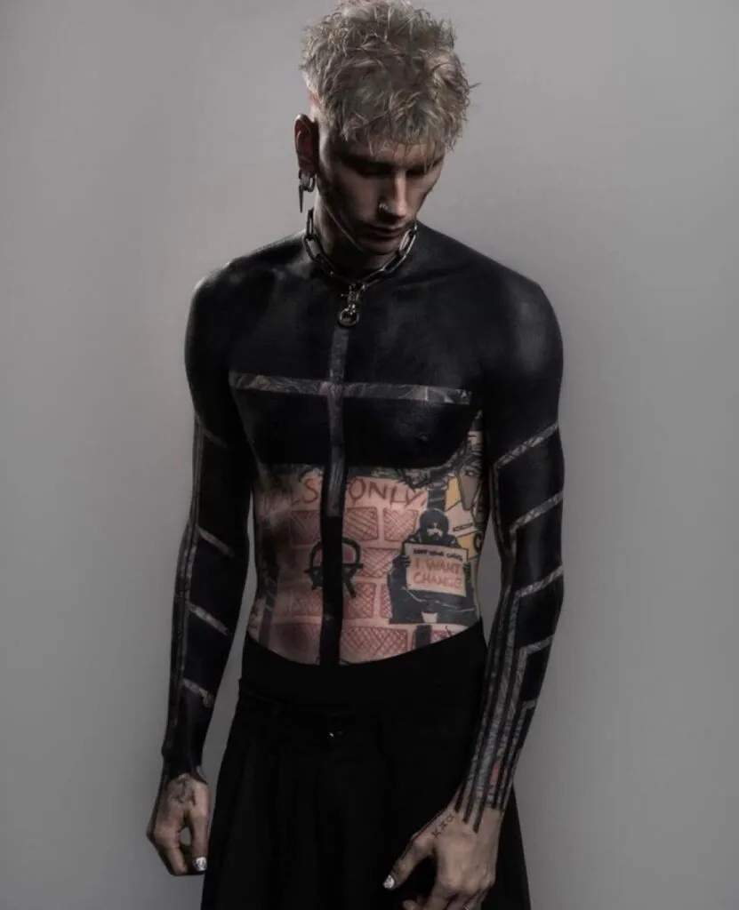 Drama ascunsă din spatele transformării lui Machine Gun Kelly. Tatuajul l-a îmbolnăvit: „Nu mai puteam să-mi mișc brațele”