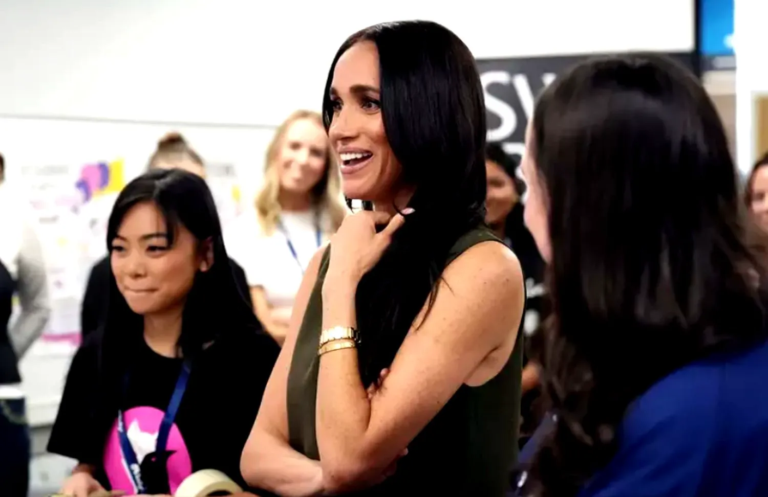 Meghan Markle și accesoriul ei cu un mecanism aproape unic în lumea bijuteriilor. Ducesa poartă cătușa iubirii 3 Markle și accesoriul cu un mecanism aproape unic în lumea bijuteriilor. I se spune cătușa iubirii