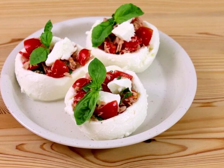 Rețetă italiană pentru zilele caniculare: mozzarella umplută cu roșii cherry și ton