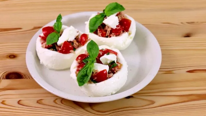 Rețetă italiană pentru zilele caniculare: mozzarella umplută cu roșii cherry și ton