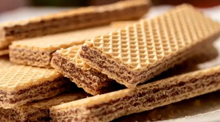 Bancuri. La magazin: Aveți napolitane vărsate? Leșini de râs ce urmează