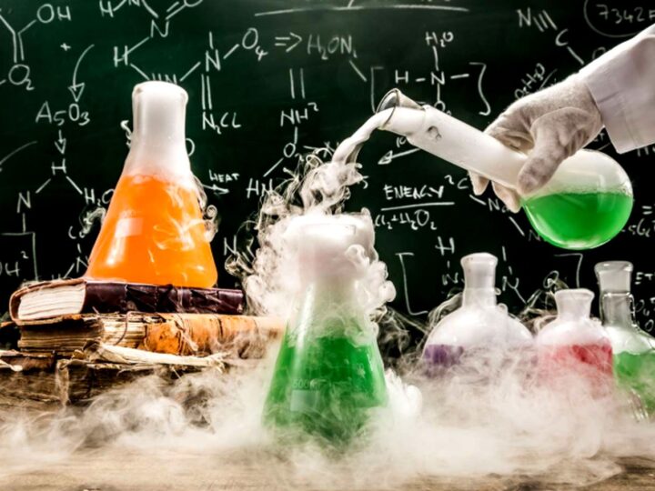 Bancuri. Bulă e gata să rămână corigent la chimie. Profesorul încearcă să scoată ceva de la el, da’ ăsta era tufă de Veneția…
