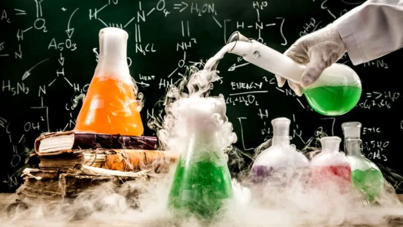 Bancuri. Bulă e gata să rămână corigent la chimie. Profesorul încearcă să scoată ceva de la el, da’ ăsta era tufă de Veneția…