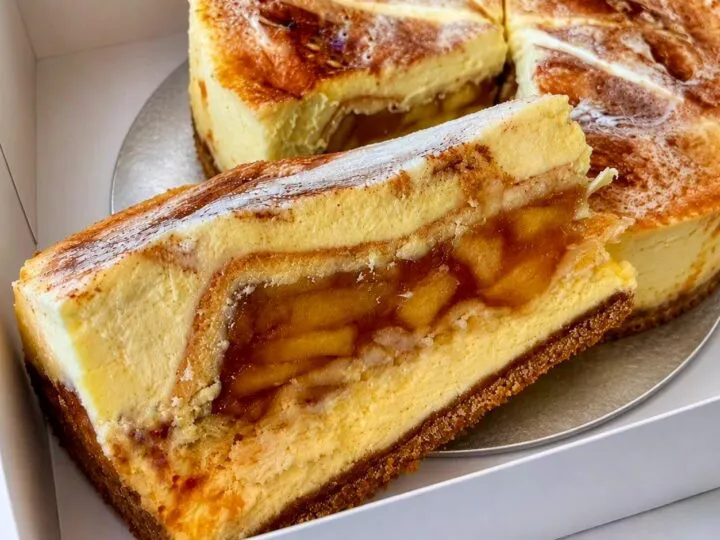 Tartă de caise sau cheesecake? Rețeta de sezon cu ambele prăjituri într-una