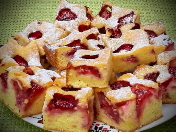 Cea mai pufoasă prăjitură cu căpșuni. Rețeta de pandișpan fără praf de copt iese perfect de fiecare dată