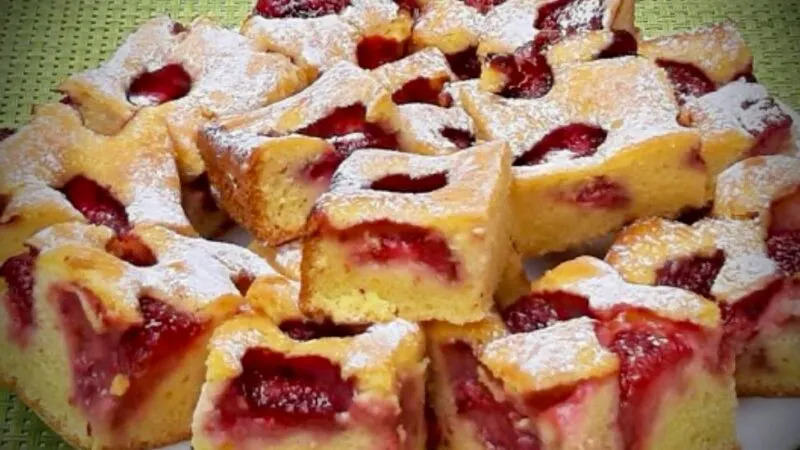 Cea mai pufoasă prăjitură cu căpșuni. Rețeta de pandișpan fără praf de copt iese perfect de fiecare dată