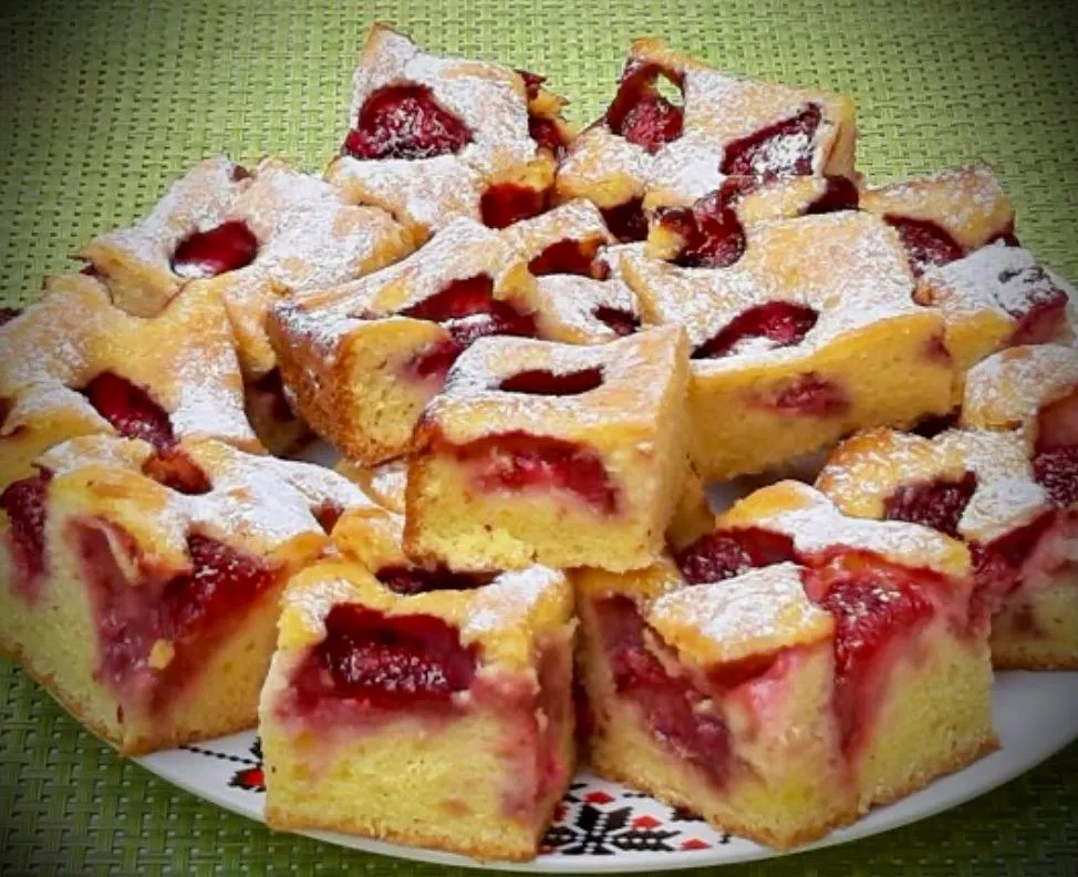 Cea mai pufoasă prăjitură cu căpșuni. Rețeta de pandișpan fără praf de copt iese perfect de fiecare dată