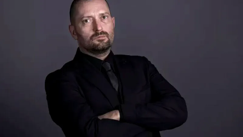Cheloo, între revoltă, sinceritate brutală și succes. Portretul celui mai incomod artist din showbiz