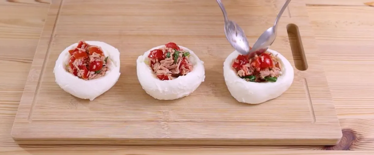 Rețetă italiană pentru zilele caniculare: mozzarella umplută cu roșii cherry și ton 2 Rețetă italiană pentru zilele caniculare: mozzarella umplută cu roșii cherry și ton
