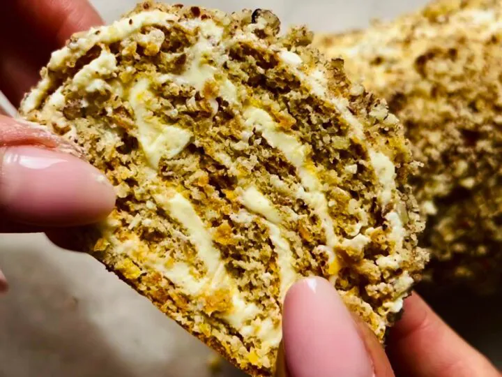Ruladă Carrot Cake fără zahăr: desertul sănătos și aromat