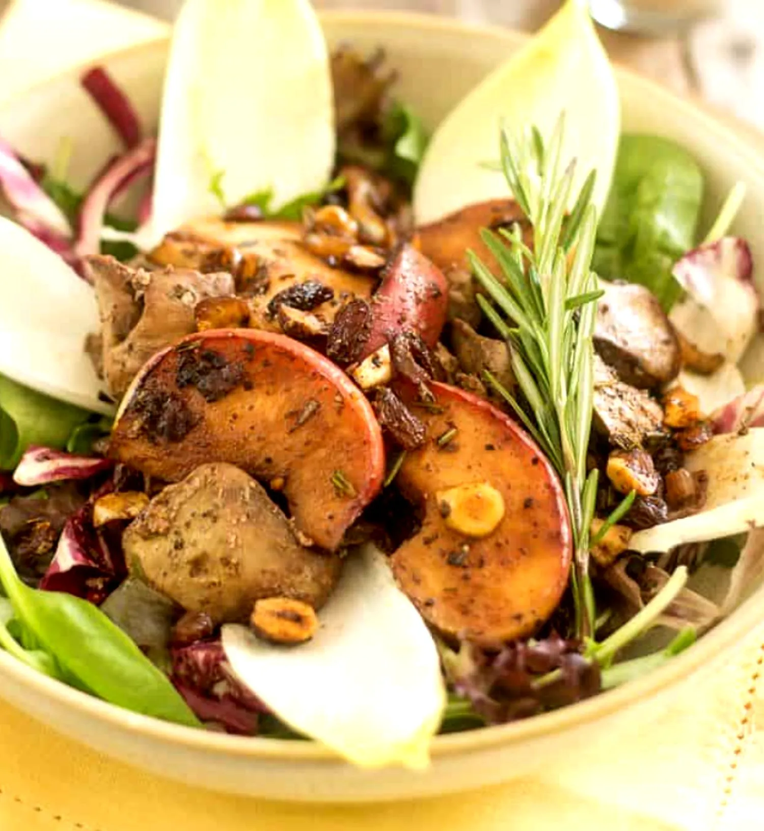 Rețetă de bistro la tine acasă! Te vei îndrăgosti iremediabil de salata cu ficăței, măr caramelizat și rozmarin