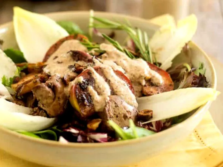 Rețetă de bistro la tine acasă! Te vei îndrăgosti iremediabil de salata cu ficăței, măr caramelizat și rozmarin