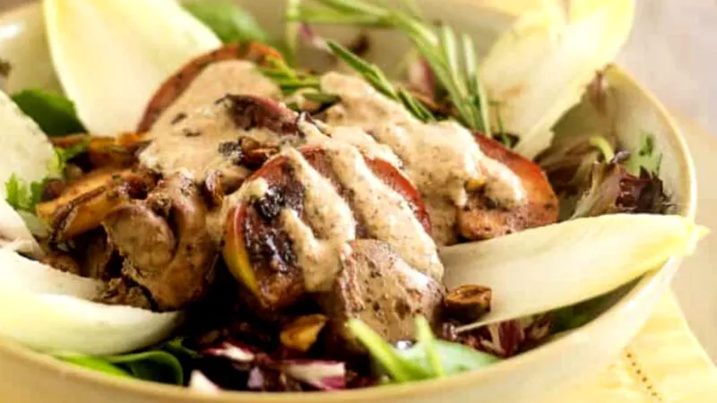 Rețetă de bistro la tine acasă! Te vei îndrăgosti iremediabil de salata cu ficăței, măr caramelizat și rozmarin