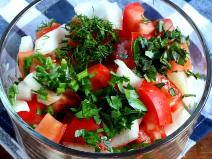 Rețeta germană de salată de roșii cu ierburi proaspete. În această vară, va cuceri orice masă