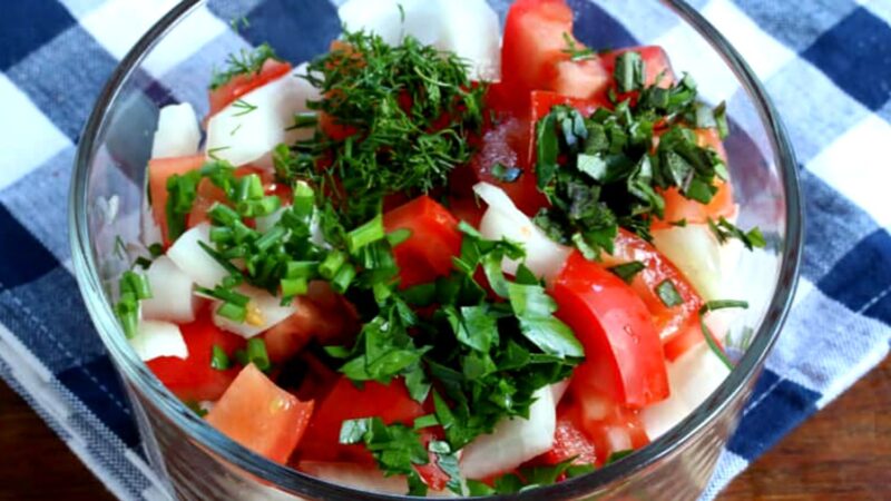 Rețeta germană de salată de roșii cu ierburi proaspete. În această vară, va cuceri orice masă