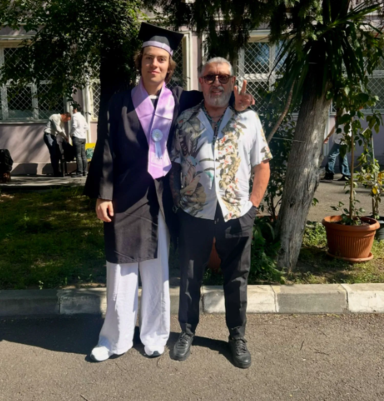 Serghei Mizil, despre copilăria în care vorbea „prin butoane” cu părinții. „Făceau profesorii chetă și mă trimiteau la restaurant să poată face ore” 3 Serghei Mizil, despre copilăria în care vorbea „prin butoane” cu părinții. „Făceau profesorii chetă și mă trimiteau la restaurant să poată face ore”